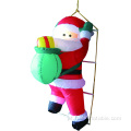 Papai Noel inflável em escada de corda para decoração de Natal